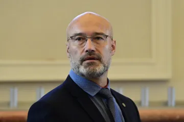 Kontakty s Redlem byly jen pracovní, řekl šéf rozvědky Mlejnek poslancům. Výbor i komise ho podržely