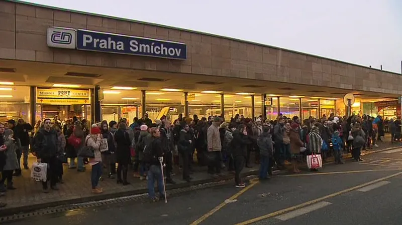 Mezi Smíchovem a Radotínem jezdí osobní vlaky ve špičce střídavě s intervalem 10 a 20 minut. Všichni cestující se museli vejít do náhradních autobusů.