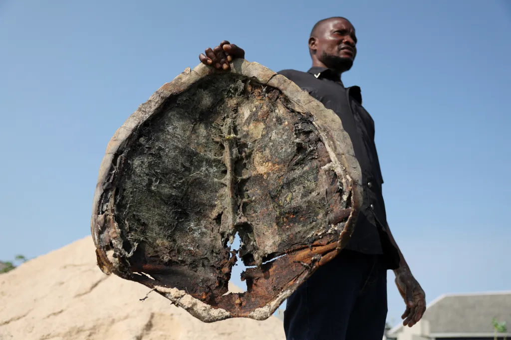 Podle Mogboa potřebují rybáři příjem. Organizace jim proto nabízí sady na opravu sítí výměnou za zachráněné želvy nebo chráněná hnízda