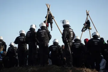 K německé obci Lützerath se blíží důlní rypadla. Policisté z místa odvážejí aktivisty
