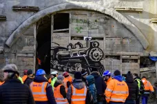 Dělníci prorazili tunel Deboreč. Je součástí přestavby, která zrychlí vlaky mezi Prahou a Táborem
