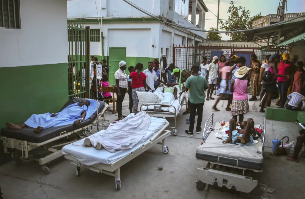 Následky zemětřesení na Haiti, které postihlo jih země, může zkomplikovat příchozí tropická bouře. Fotografie ukazují situaci ve městech Les Cayes a Saint-Louis-du-Sud