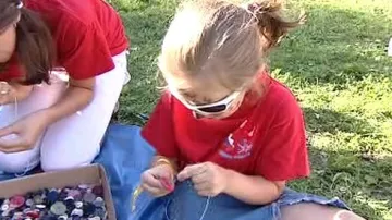 Děti vytvářejí návlek z knoflíků