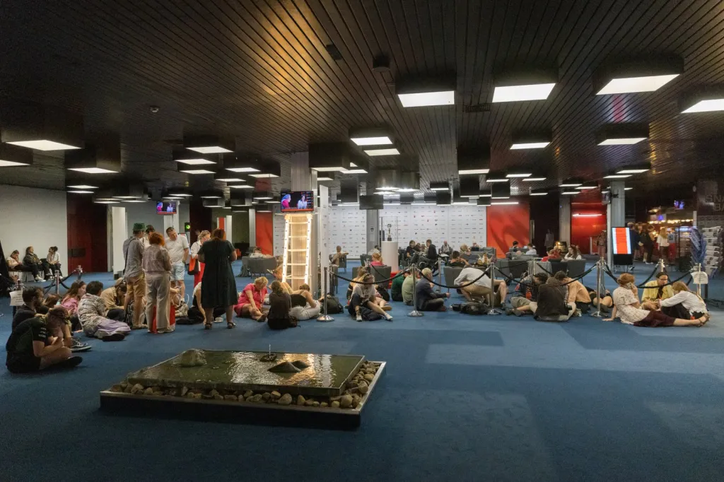 Festivalový program jubilejního šedesátého ročníku si nenechalo ujít přes jedenáct tisíc akreditovaných návštěvníků, prodáno bylo více než 132 tisíc vstupenek