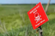 Třetina Ukrajiny se proměnila v minové pole. Odminování může trvat dekády