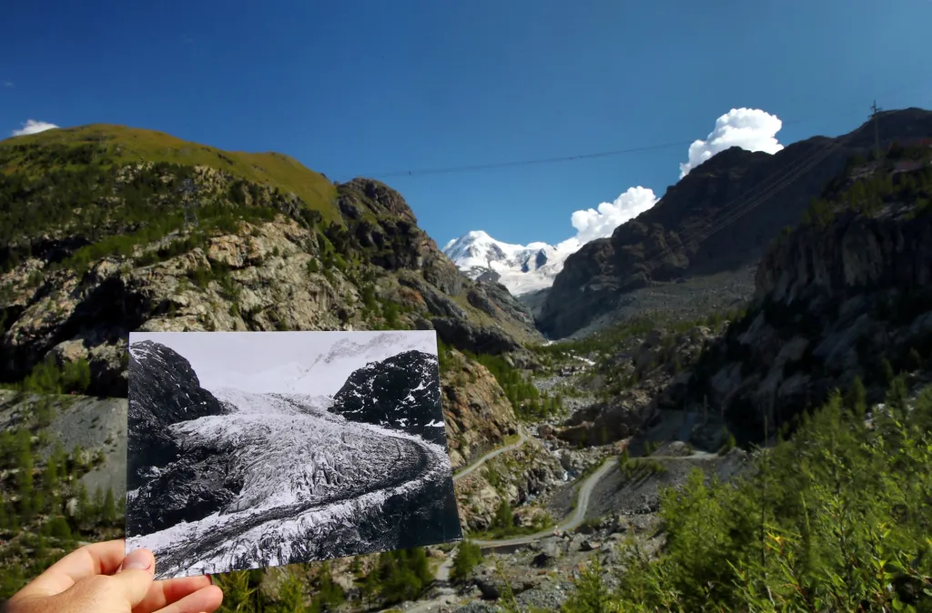Na černobílé fotografii (1863) je vidět zmizelý ledovec Gorner u Zermattu