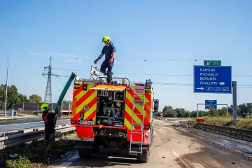 Na D1 u Bohumína je stále voda, úsek k hranici zůstává zavřený