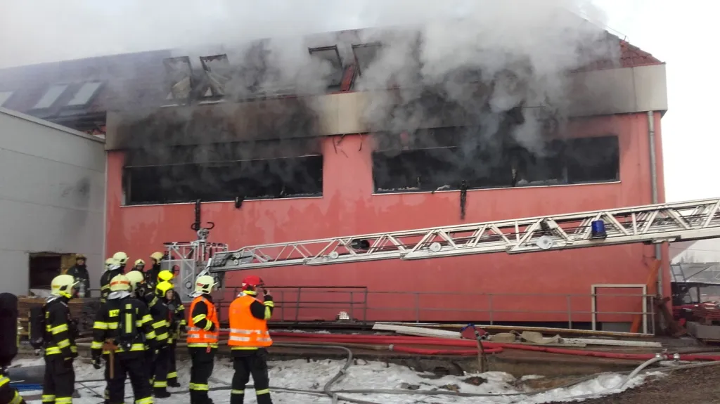 Požár lakovny ve Zvoli u Prahy