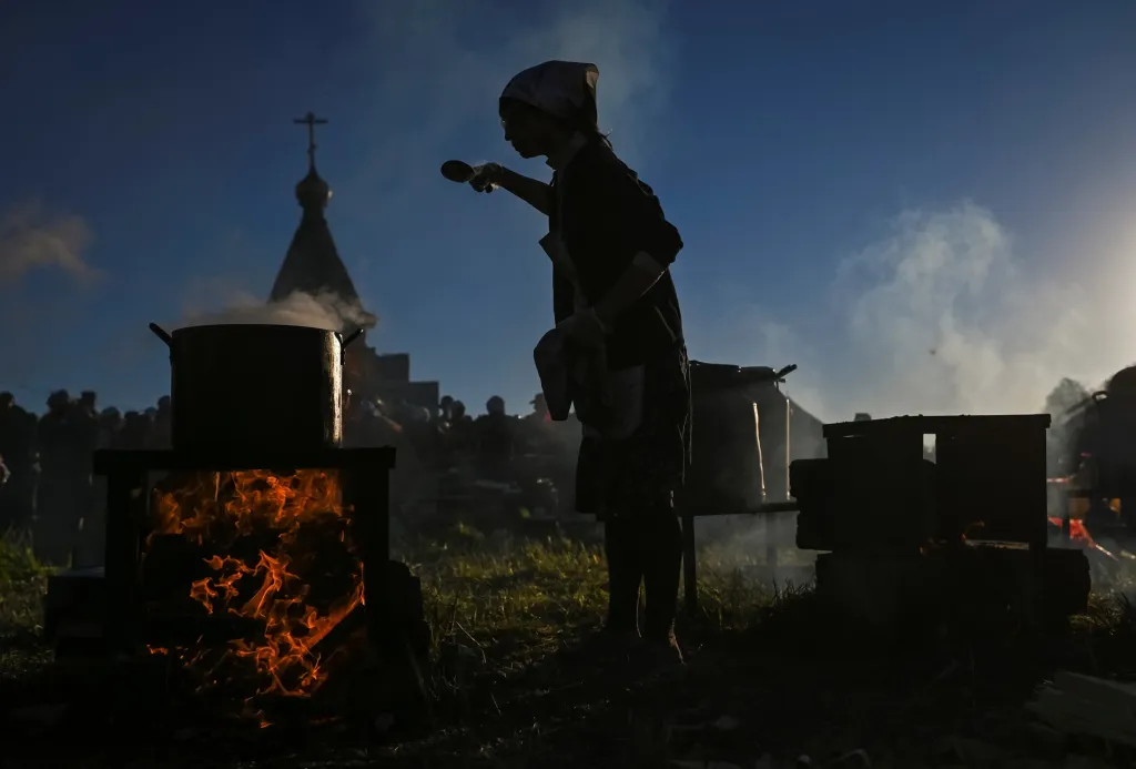 Tisíce pravoslavných věřících se vydalo v ruské Kirovské oblasti na pouť, která oslavuje svatého Mikuláše