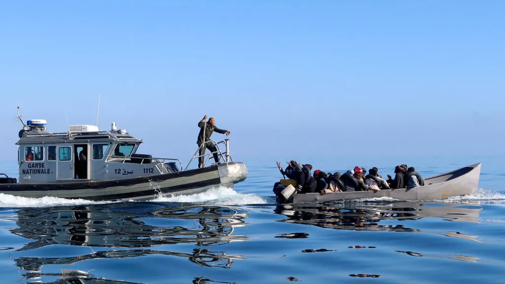 Tuniská pobřežní stráž zastavuje loď s migranty