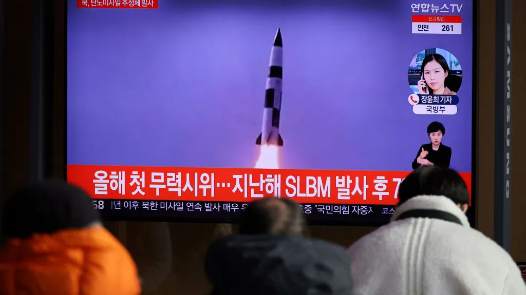 Lidé v Soulu sledují zpravodajství o severokorejském testu