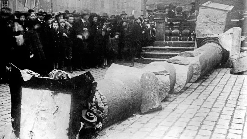 Stržený Mariánský sloup na Staroměstském náměstí v Praze, 3. listopadu 1918