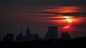 Zatmění Slunce nad mrakodrapy v New Yorku