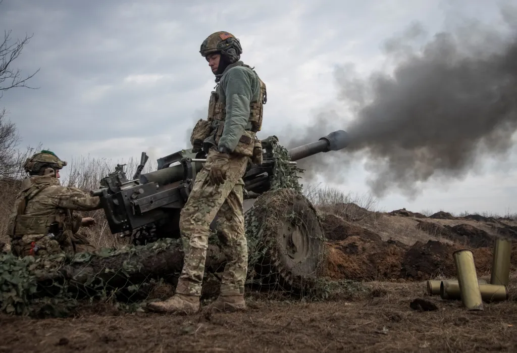 Ukrajinští vojáci střílí z houfnice na frontě poblíž Bachmutu (foceno 10. března 2023)