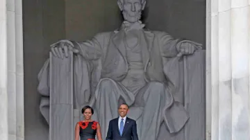 Barack a Michelle Obamovi u Lincolnova památníku