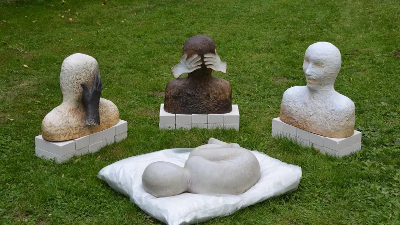 25. Letní keramická plastika v Roztokách u Prahy