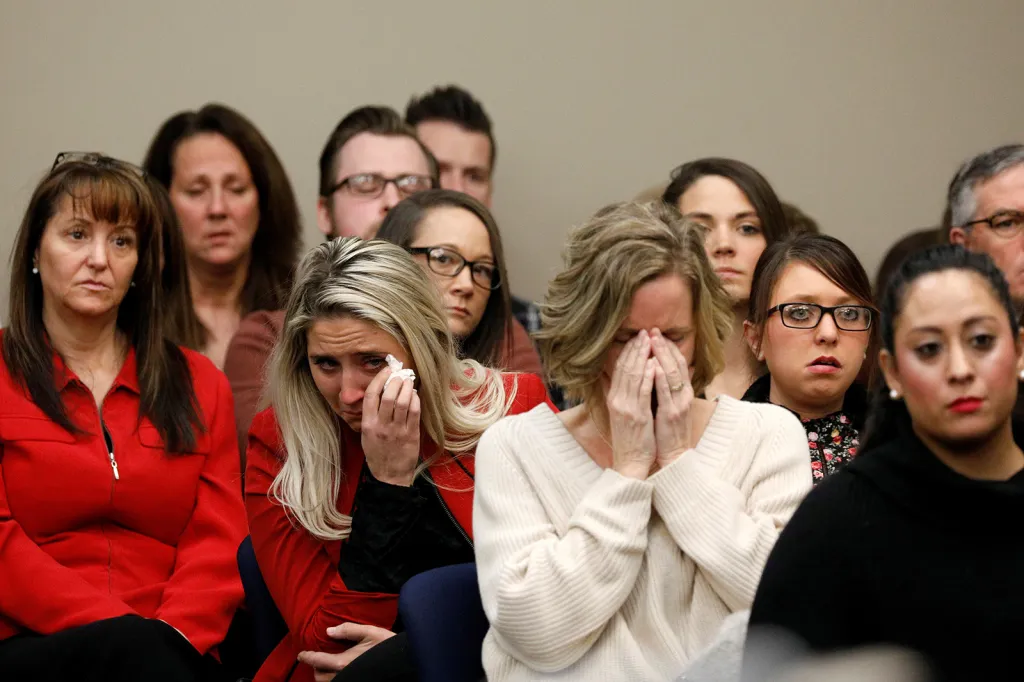 Oběti a jejich podporovatelé sledují odsouzení Larryho Nassara, bývalého lékaře gymnastického týmu USA, který byl v listopadu 2017 obviněn ze sexuálních útoků