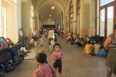 Nikde nás nechtějí, jen Bůh nás má rád, říká romská uprchlice z hlavního nádraží