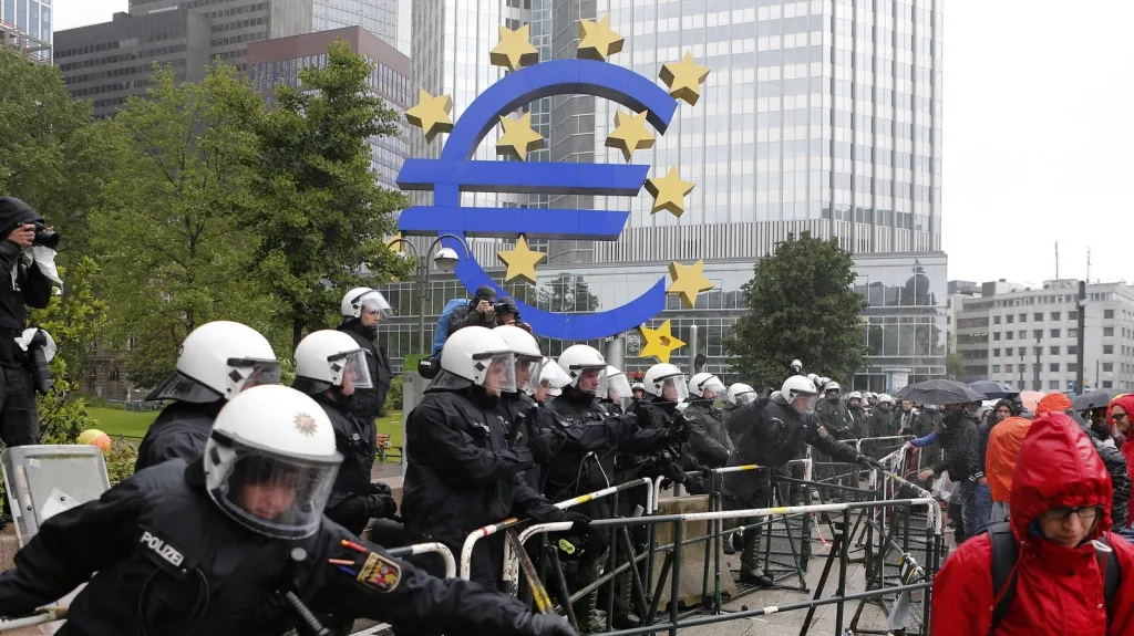 Demonstrace Blockupy před sídlem ECB ve Frankfurtu