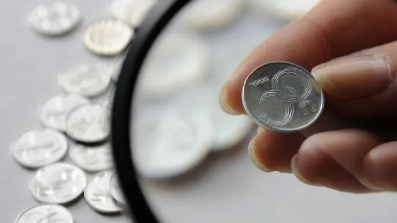 Události: Češi mají doma neplatné peníze za 900 milionů