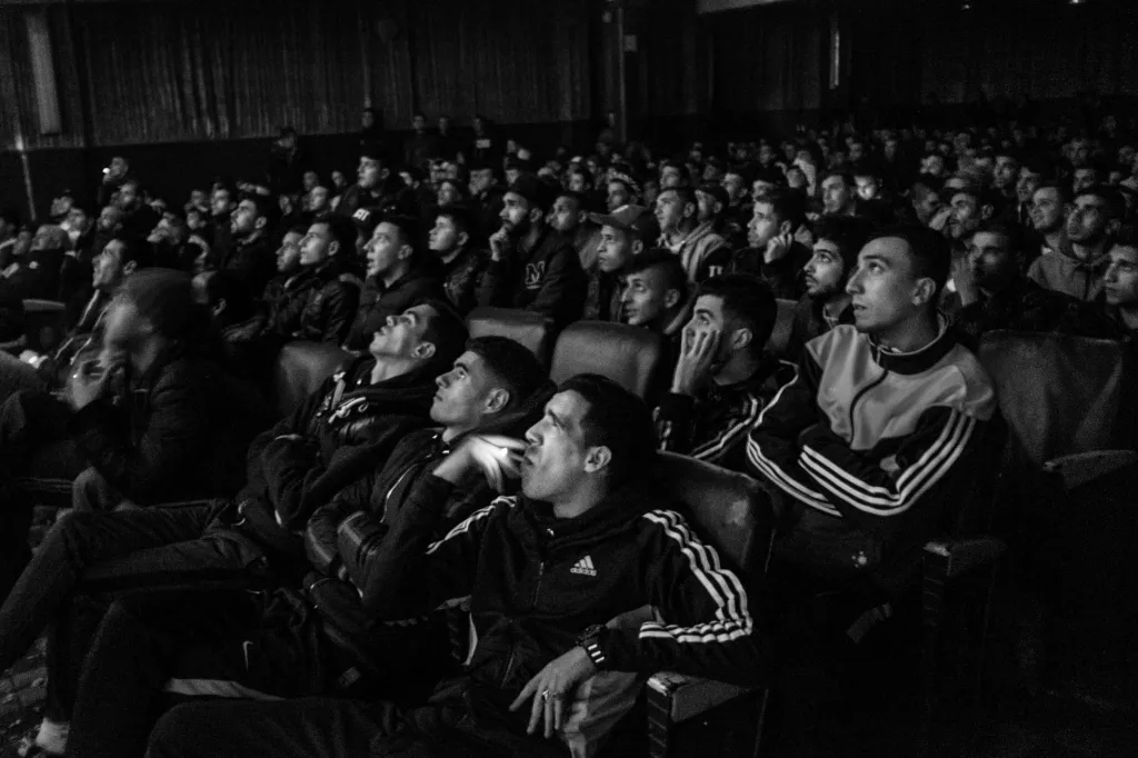 Situace se týká převážně mladých lidí, kteří se cítí být odpojeni od země i jeho institucí. V zanedbávaných čtvrtích dělnické třídy, jako je Bab el-Oued v Alžíru, mladí lidé často hledají útočiště na soukromých místech, která jsou„bublinami svobody“