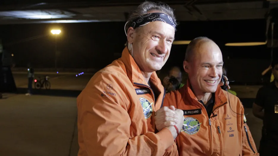 André Boschberg a Bertrand Piccard před odletem z Ahmadábádu