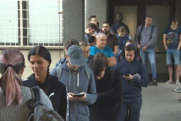 Brněnský úřad nestíhá vyřizovat žádosti cizinců. Do fronty si chodí stoupnout i tři hodiny před pracovní dobou