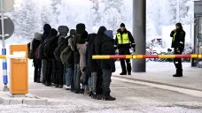 Migranti před finskými pohraničníky