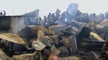 Následky požáru ropovodu v Nairobi
