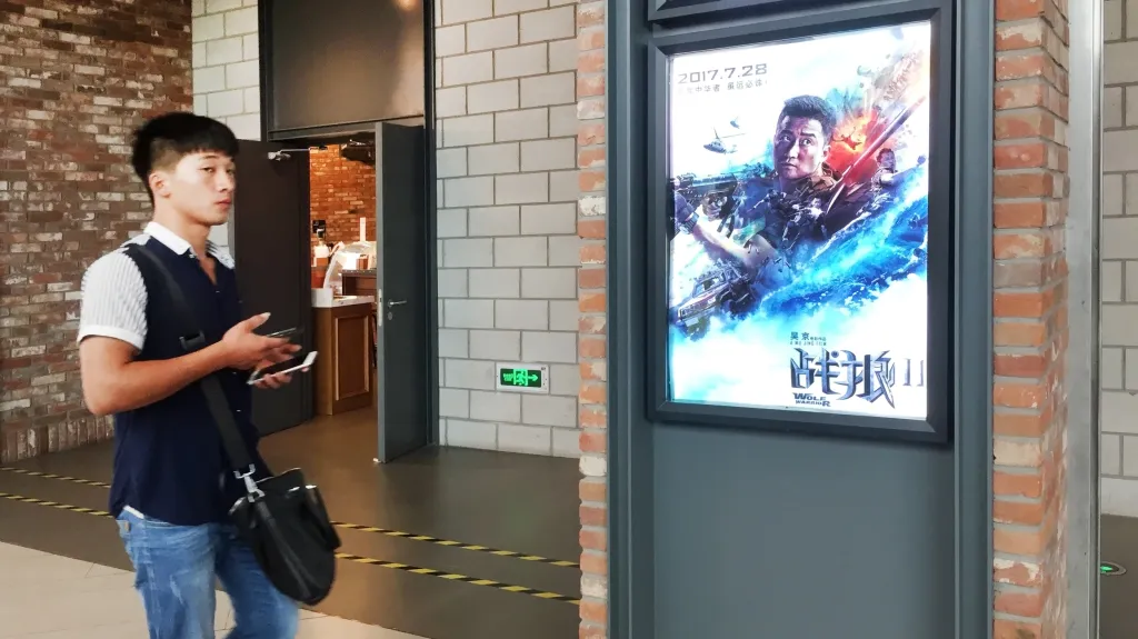 Plakát na film Wolf Warrior 2 v kině v Šanghaji