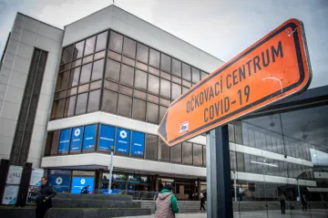 V úterý přibylo 475 nakažených, velká očkovací centra v září skončí