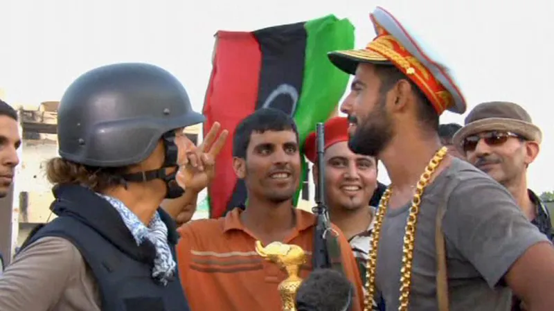 Povstalec si odnesl z Kaddáfího domu jeho čepici