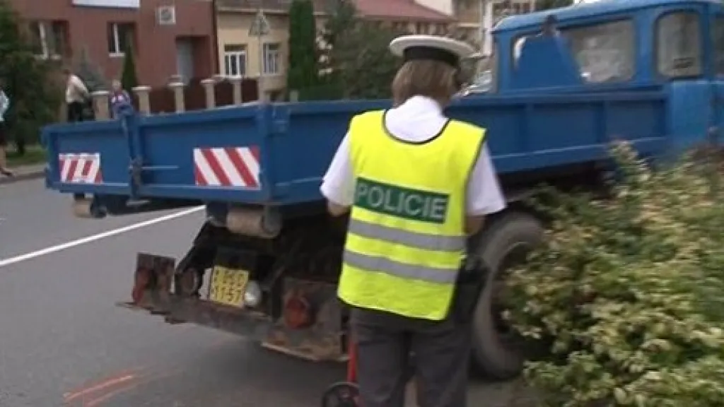 Policisté zkoumající místo včerejší nehody