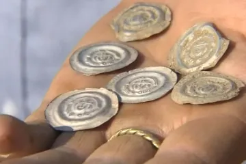 Archeologové našli unikátní poklad skoro osmi set mincí z doby posledních Přemyslovců