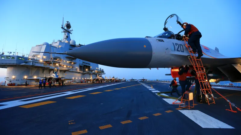 Čínská letadlová loď během cvičení