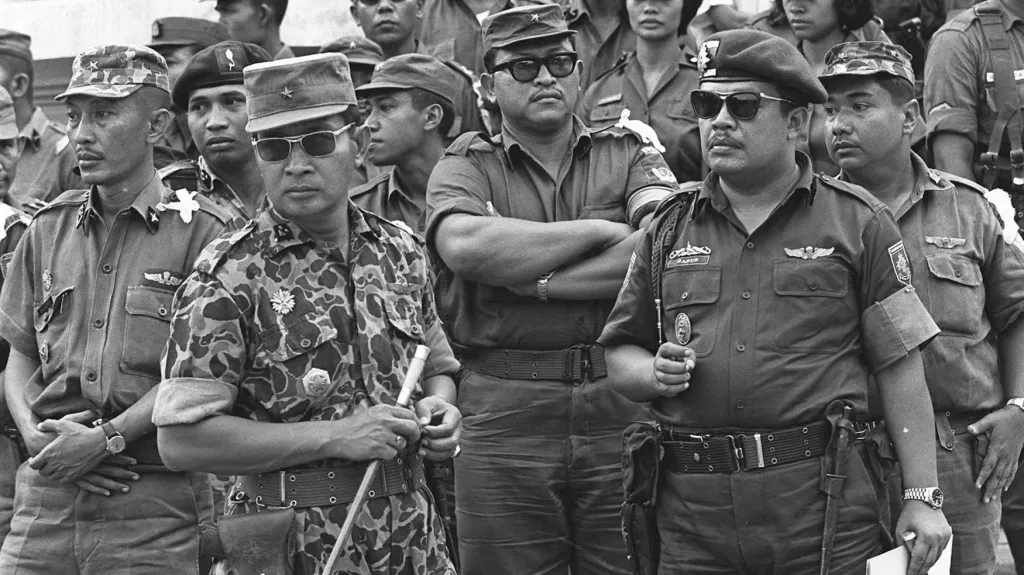 Generál Suharto (druhý zleva v brýlích) byl v čele čistek proti komunistům v roce 1965