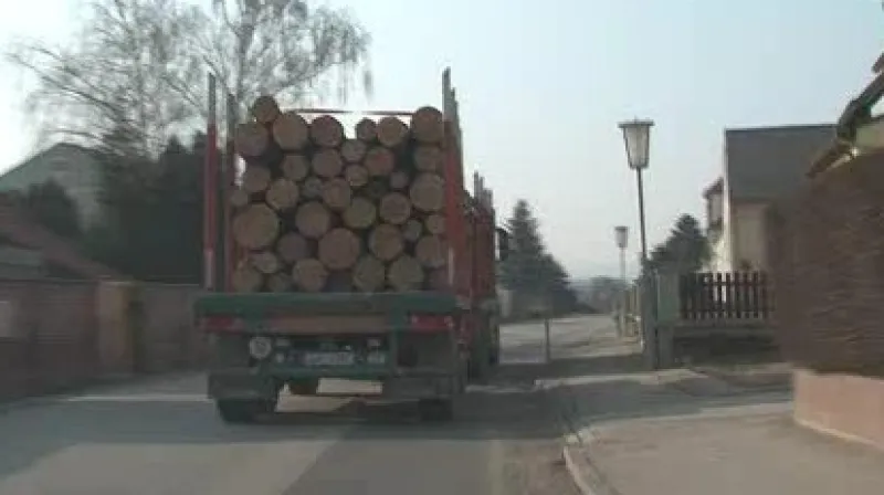 Kamion míří do šatovského meziskladu