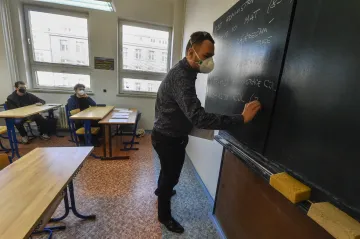 Vystudovaní učitelé se vracejí ze soukromého sektoru k výuce. Kvůli vyšším platům i jistotě