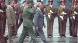 Kubánský vůdce Fidel Castro doprovází Gorbačova po příletu na letiště José Martího v Havaně v únoru 1989