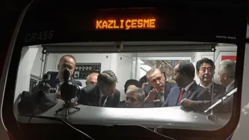 Recep Tayyip Erdogan a Šinzó Abe při inauguraci tunelu pod Bosporem
