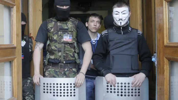 Proruští aktivisté hlídají vchod do regionálního televizního centra v Doněcku