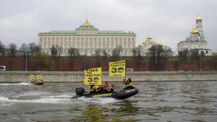 Aktivisté Greenpeace protestují u Kremlu proti zadržení lodi Arctic Sunrise