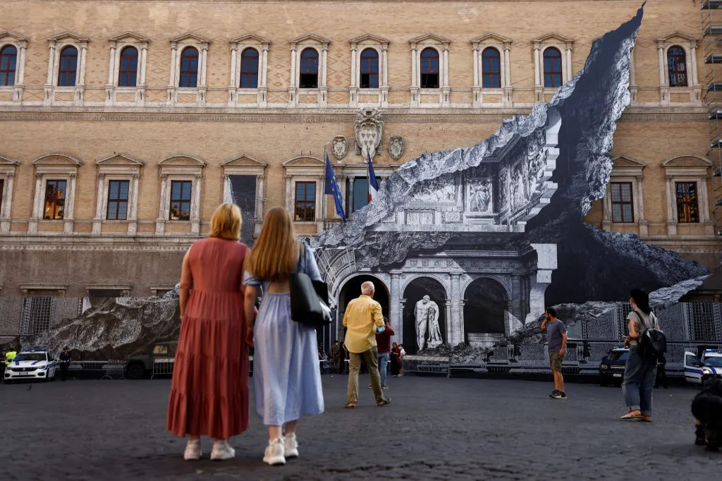 Umělecká instalace od francouzského umělce JR vytváří optickou iluzi na fasádě paláce z 16. století zvaného Palazzo Farnese. Ten je považován za jeden z nejvýznamnějších vrcholně renesančních paláců v Římě