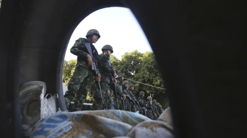 Faktickou moc v Thajsku převzala armáda