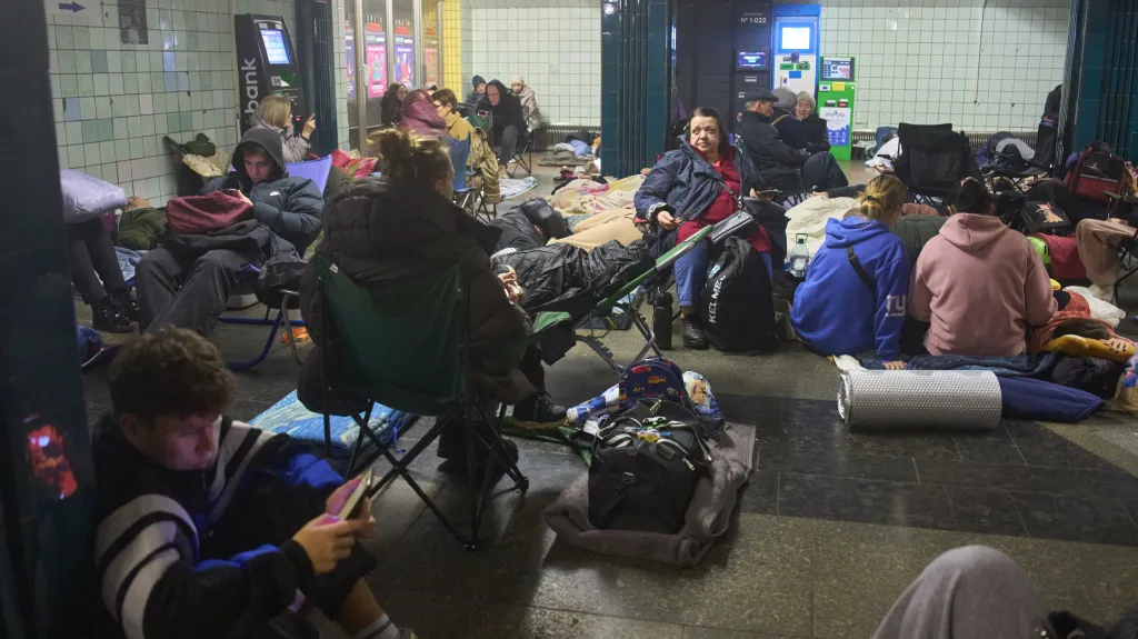 Obyvatelé Kyjeva se ukrývají před ruským bombardováním v metru (29. listopadu 2025)