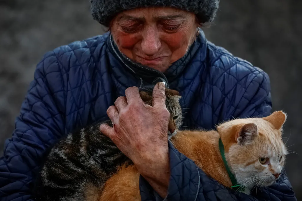 Tamní obyvatelka se rozplakala poté, co uviděla svou sousedku odcházet s evakuačním týmem. Sama se rozhodla zůstat, a tak se loučí se sousedčinými kočkami