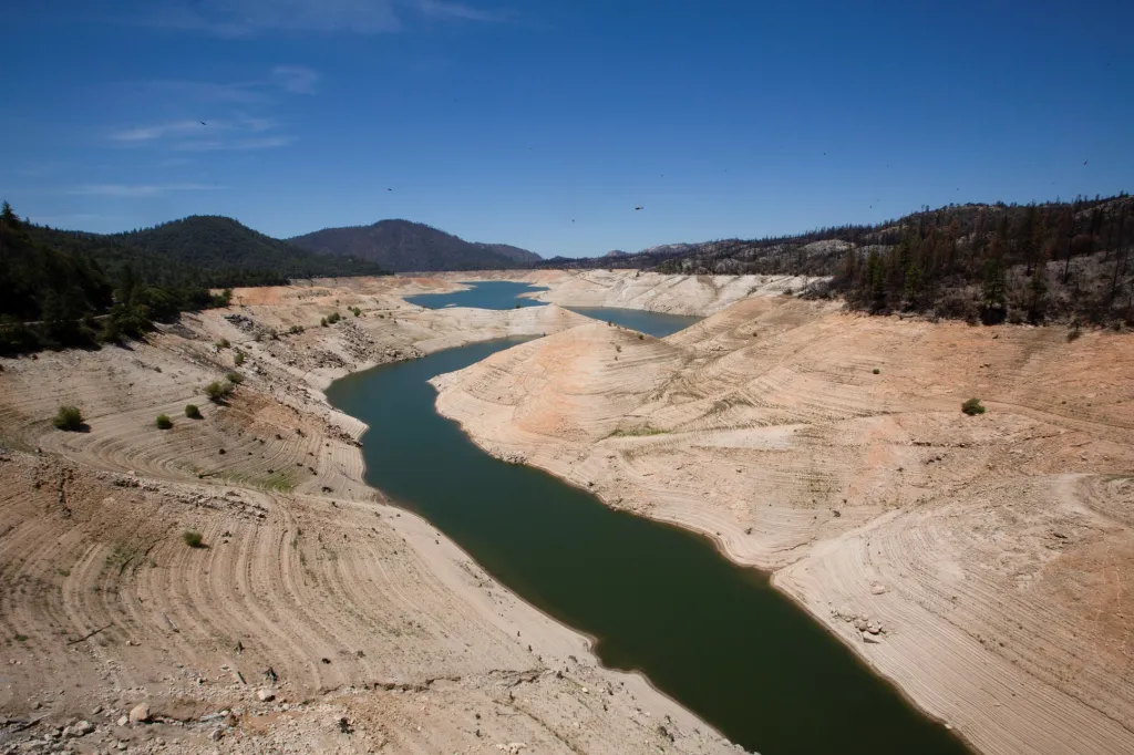 Nízká hladina vody v důsledku sucha je velmi patrná v Hooverově přehradě poblíž Las Vegas a v nádrži Oroville na západním úpatí pohoří Sierra Nevady