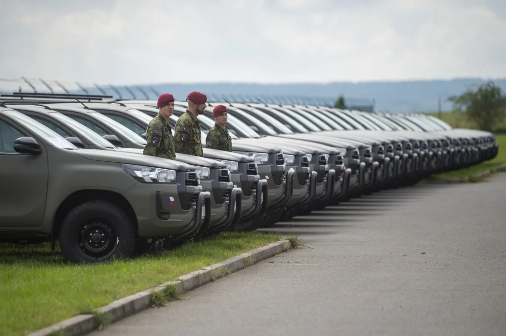 U pluku se po necelém roce od zahájení transformace změnil vozový park, má 42 nových vozů Toyota Hilux, nahrazují starší landrovery. Některé byly starší dvaceti let