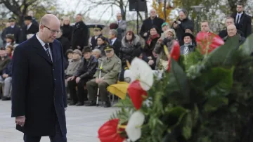 Premiér Bohuslav Sobotka při kladení věnců na Vítkově