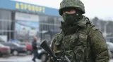 Ozbrojenci hlídkují u letiště na Krymu